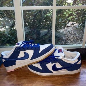 LA Dodger sb dunks, size 12, come with blue red and white laces.